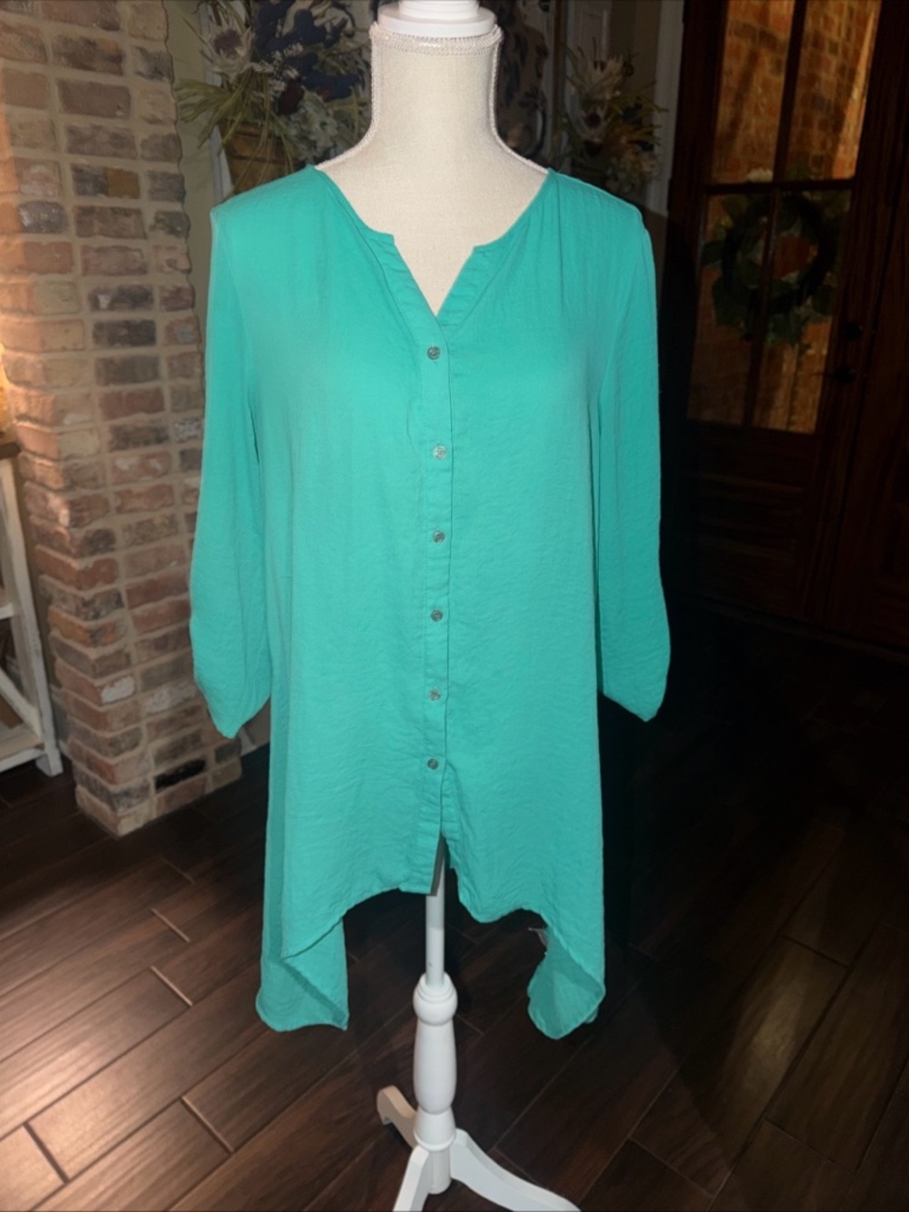 Como Size M Hi-Lo Tunic Top Green Button Down Sleeves Polyester Roll Tab Sleeves
